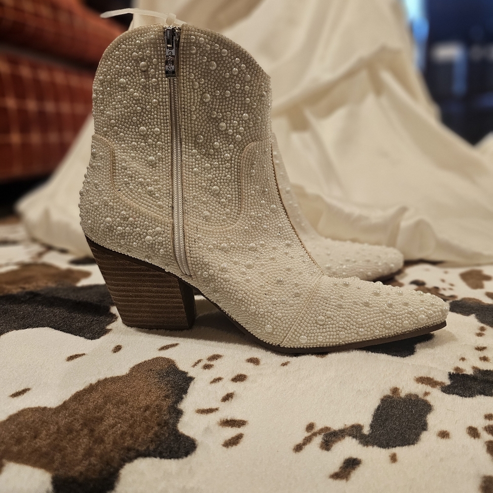 Elegant White Beaded Ankle Boots Cowgirl Wedding Size 10